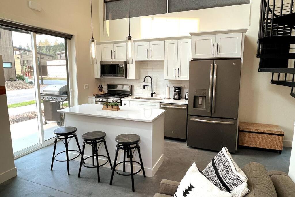Brand New Upscale Home- Best Location! Whitefish Buitenkant foto